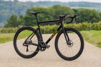 Cestný bicykel Isaac Boson Disc Stone Black 2024 Shimano 105 Di2 R7150 karbónový čierny