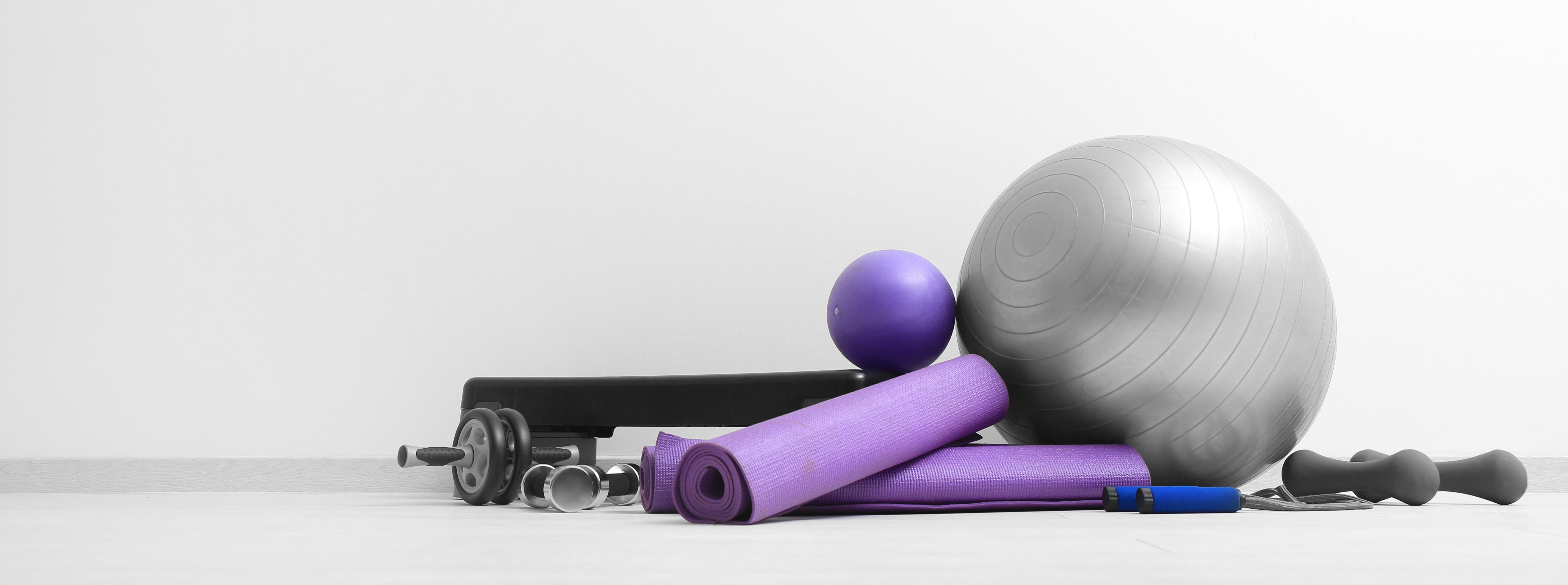 Cviky s fit míčem: Je to jen zábava či opravdu efektivní fitness pomůcka?