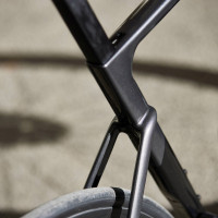 Cestný bicykel Isaac Boson čierny šedý s integrovanými rajdami - zadný rám