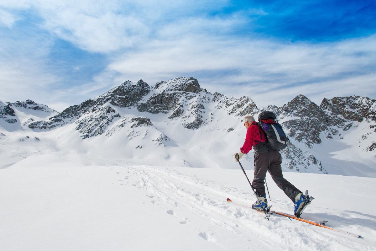 Skialpinista na cestě na vrchol