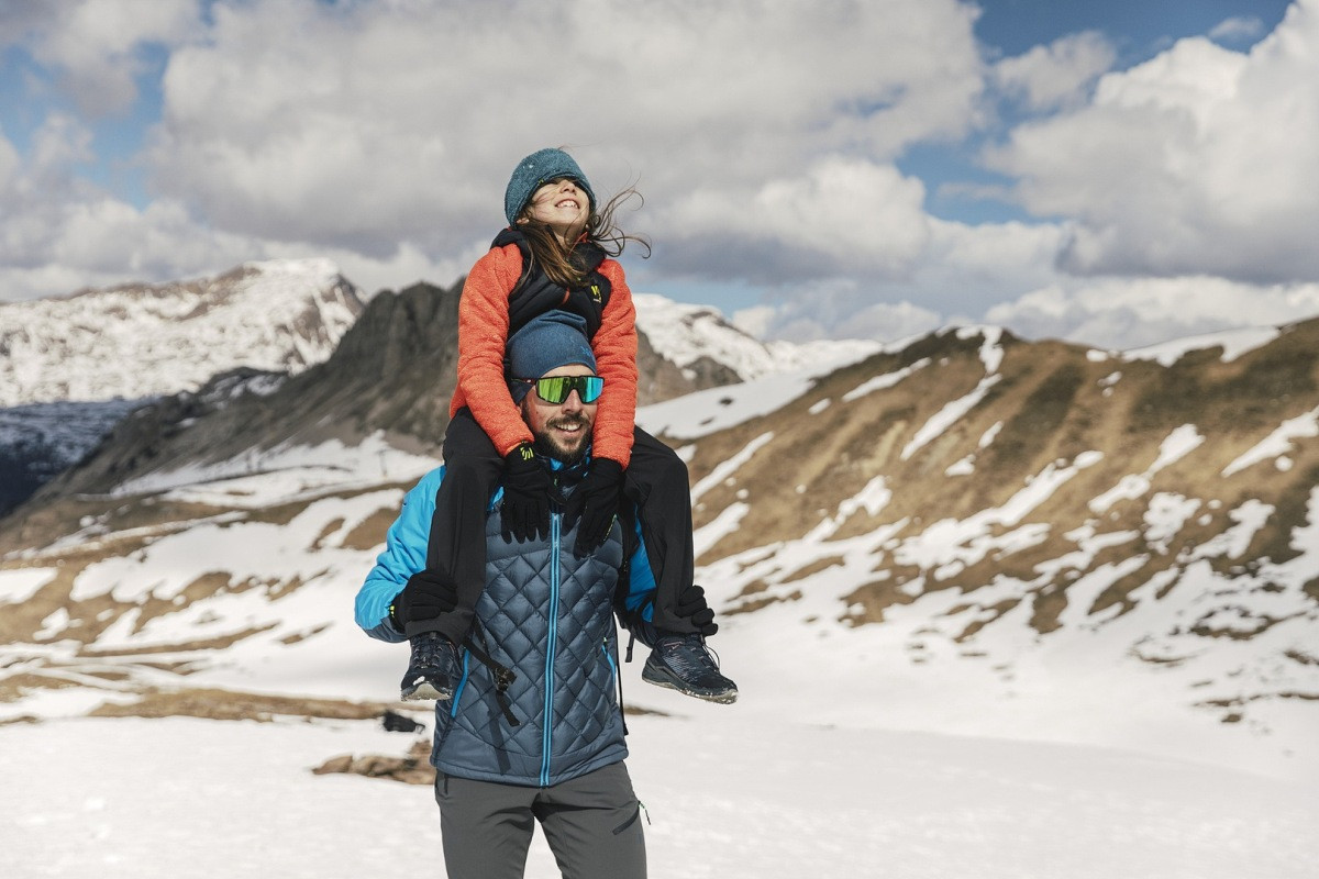 Péřové bundy značky Karpos jsou přizpůsobivé různým prostorům V péřových bundách značky Karpos se používá kachní nebo husí prachové peří