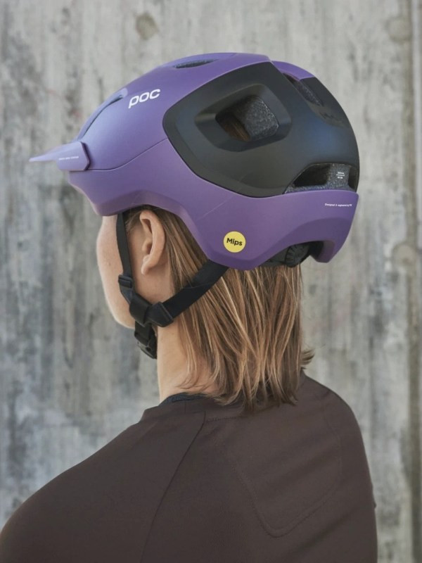 Speciální cyklistická přilba na mtb Přilba na mtb ještě více ochrání zadní část hlavy