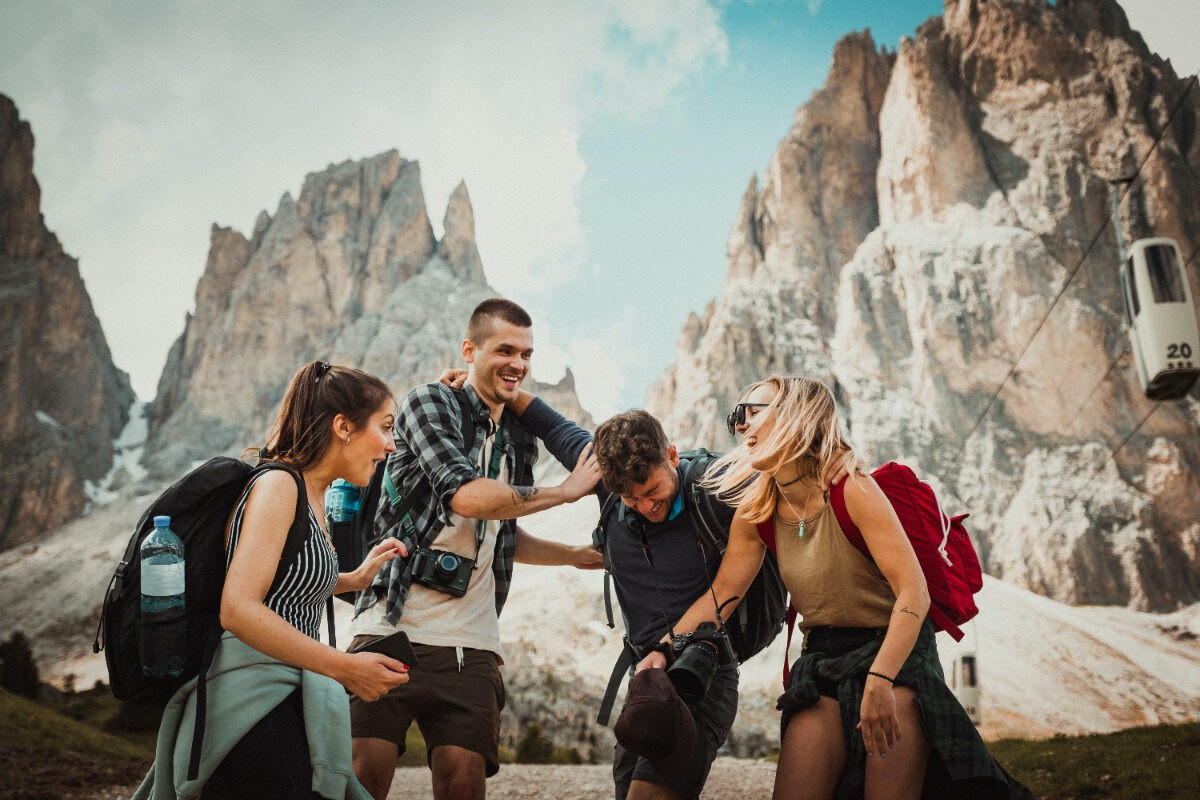 Pěší turistika má několik zdravotních výhod Skupina kamarádů na pěší túře
