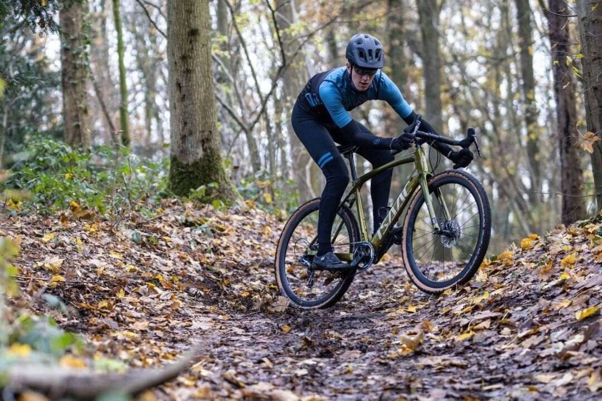 Karbónový rám na bicykel je ľahší Cyklista při jízdě z kopce