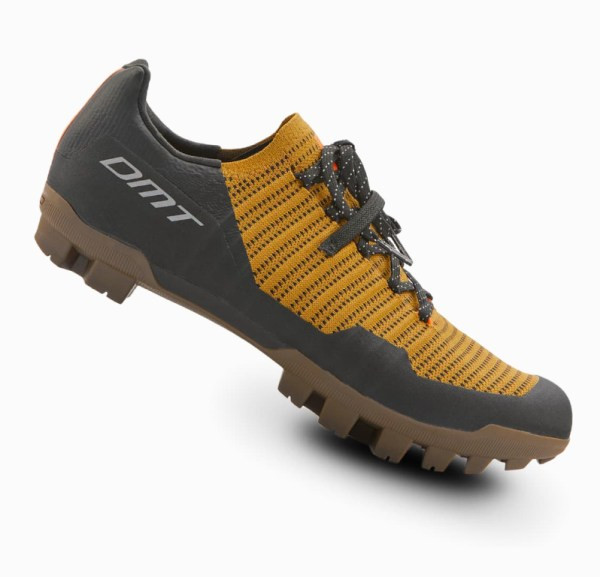 Ploché boty mají texturovaný nebo lepkavý povrch Ploché boty jsou vhodné pro začátečníky