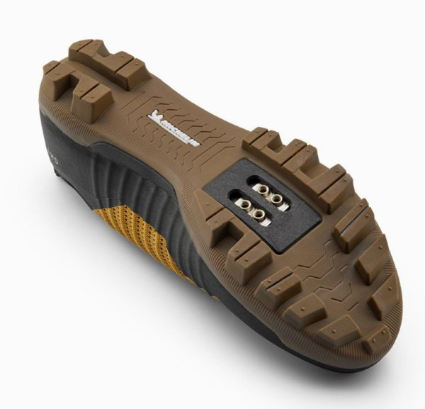 Ploché boty mají texturovaný nebo lepkavý povrch Ploché boty jsou vhodné pro začátečníky